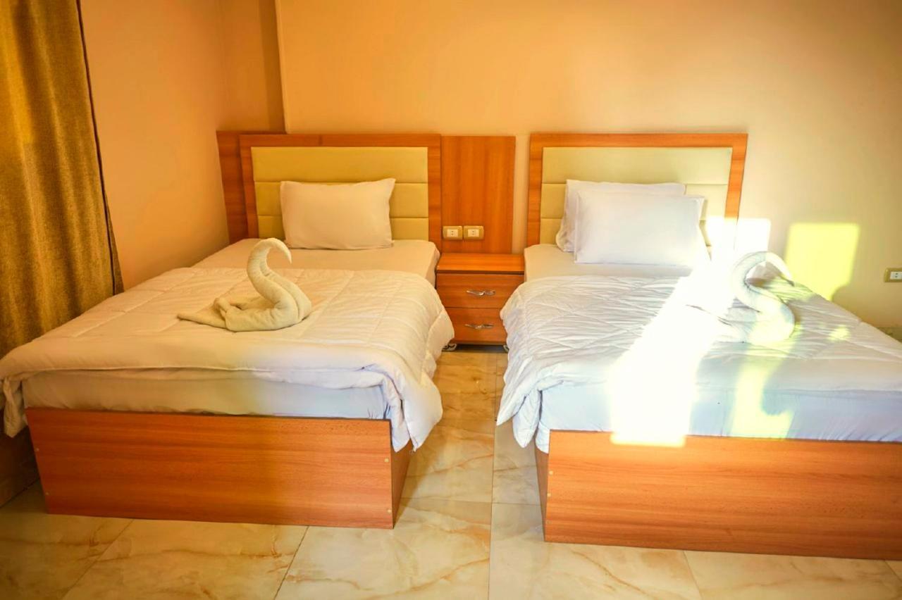 Grand Golden Pyramids View Hotel Kafret el-Gabal Esterno foto